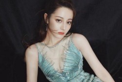 迪丽热巴八卦最新爆料,恋情曝光？事业再攀高峰背后的秘密揭晓